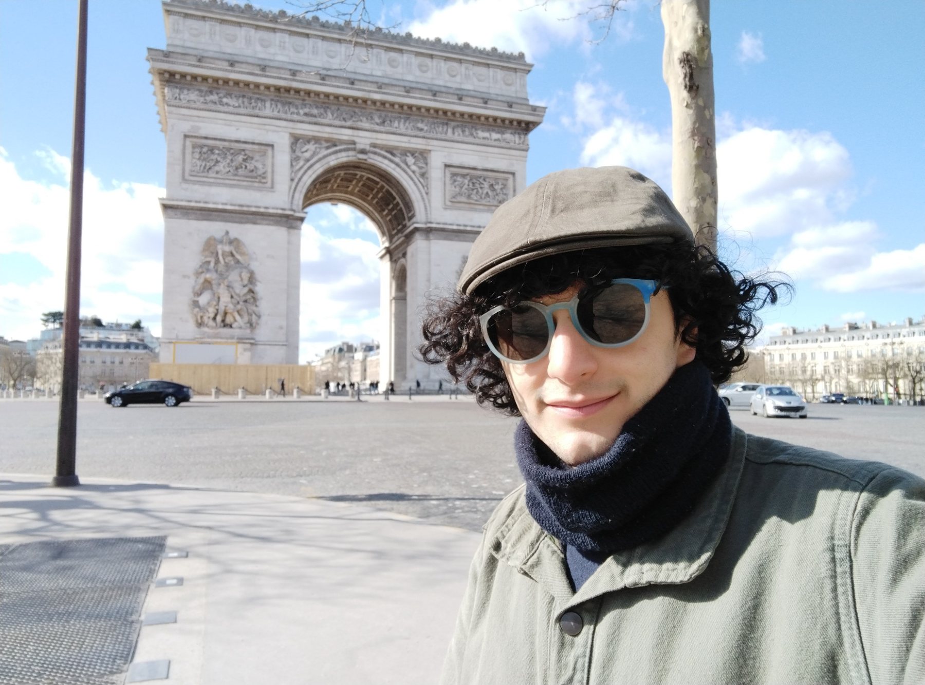 César Eduardo frente al Arco del Triunfo en París